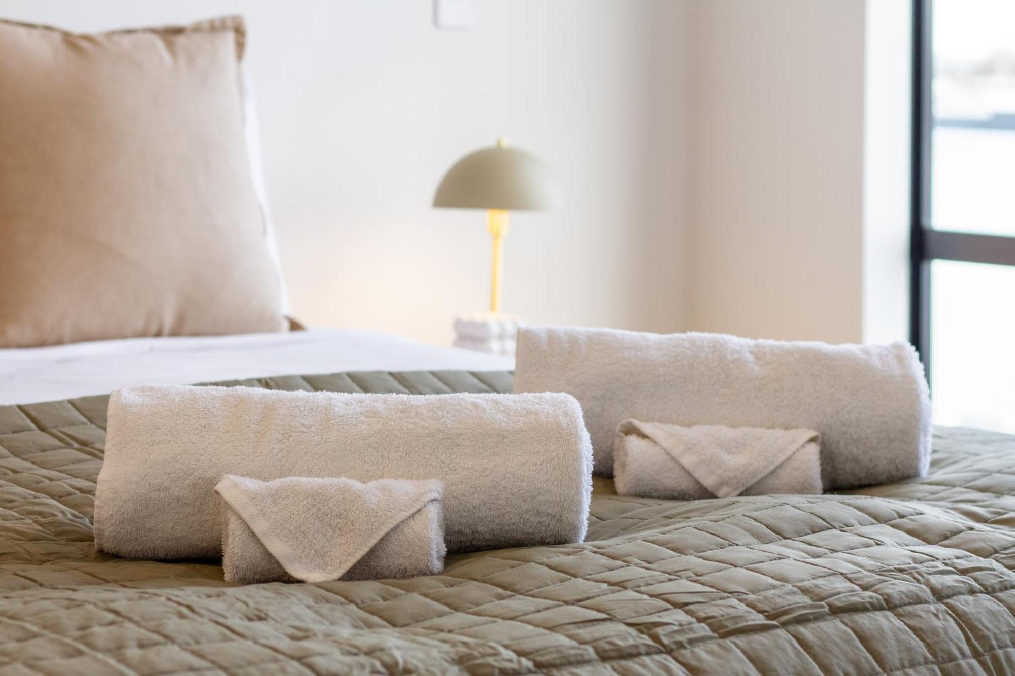 2 Bed, 2 Bath W Sofa Bed - Great Cafes Nearby Lägenhet Christchurch Exteriör bild