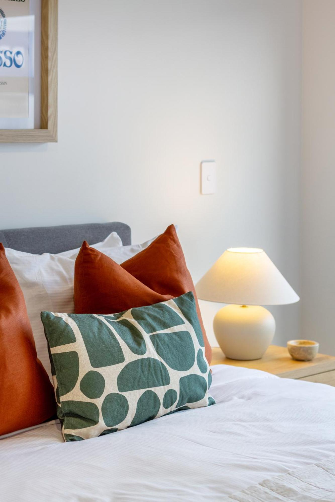2 Bed, 2 Bath W Sofa Bed - Great Cafes Nearby Lägenhet Christchurch Exteriör bild